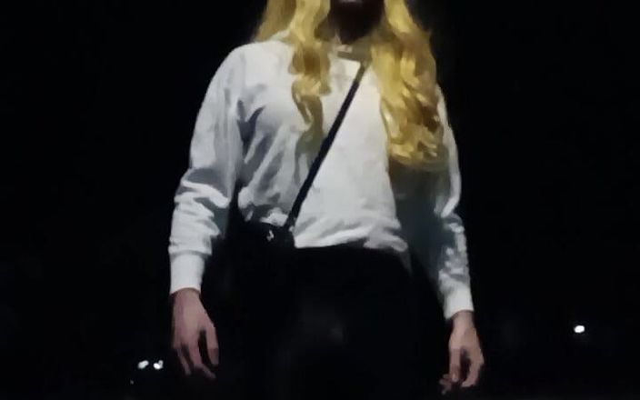 SissyschlampeVanessa: Kinky sissy onanerar riskabelt på gatan offentligt