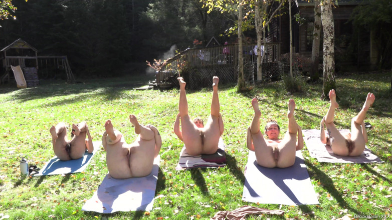 Brooke Casey: Harige lesbische naaktyoga