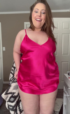 KinkyKatie: J’aime les robes de nuit parce qu’elles sont facilement accessibles