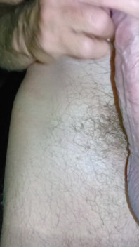 Gran polla sin cortar desnuda masturbándose al aire libre, semen cremoso en la mesa - Rockardglans
