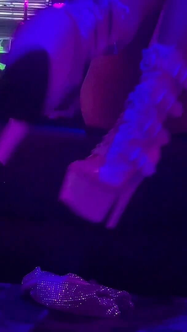 Elaina Button: Carina spogliarellista balla in club con focus fetish stivali a...