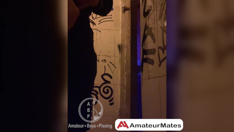 AmateurBoysPissing: Mirado Mientras Mea En Los Baños De Un Bar...