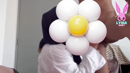 La belle Lydia excitée porte une capuche