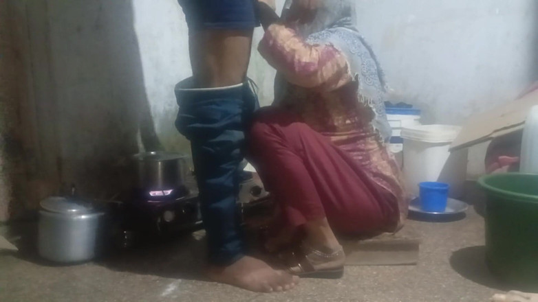 Bhabhi UP: Ağzına aldı ve "bırak" dedi.