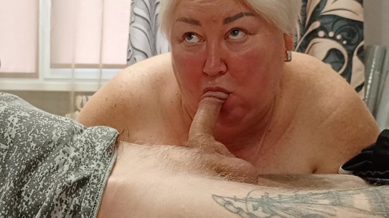 Zona901: Stiefmutter gibt blowjob für eine portion sperma