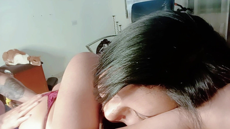 La nativa: Seksi fotoğraf çekiyor ve üvey babam bana sürpriz yapıyor.