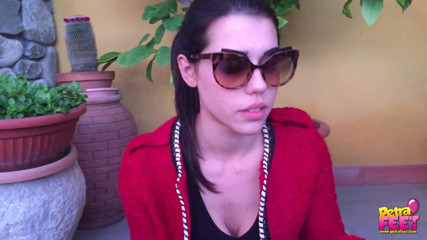 Smokin Fetish: 愛らしいブルネットの赤ん坊は屋外で彼女の葉巻を吸う