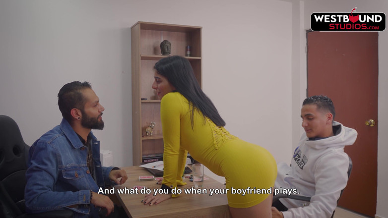 Run good girls: Latina secretaresse Abby Motano geneukt door bazen Filip en Dani...