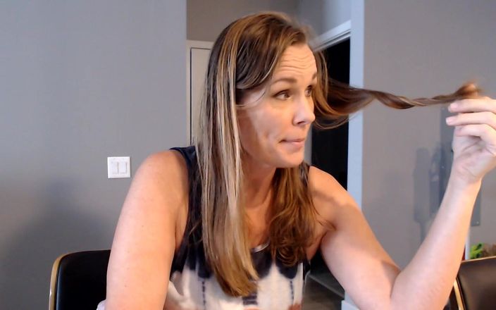 Kimi the MILF stepmom: Hope you are having a good day!
