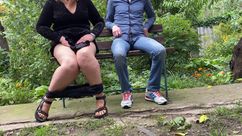 OurFetishLife: Schmutziges höschen nach dem pissen der milf im freien macht...