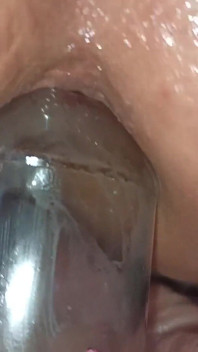 Aku pengen banget seks, dan seks analku pakai botol kaca