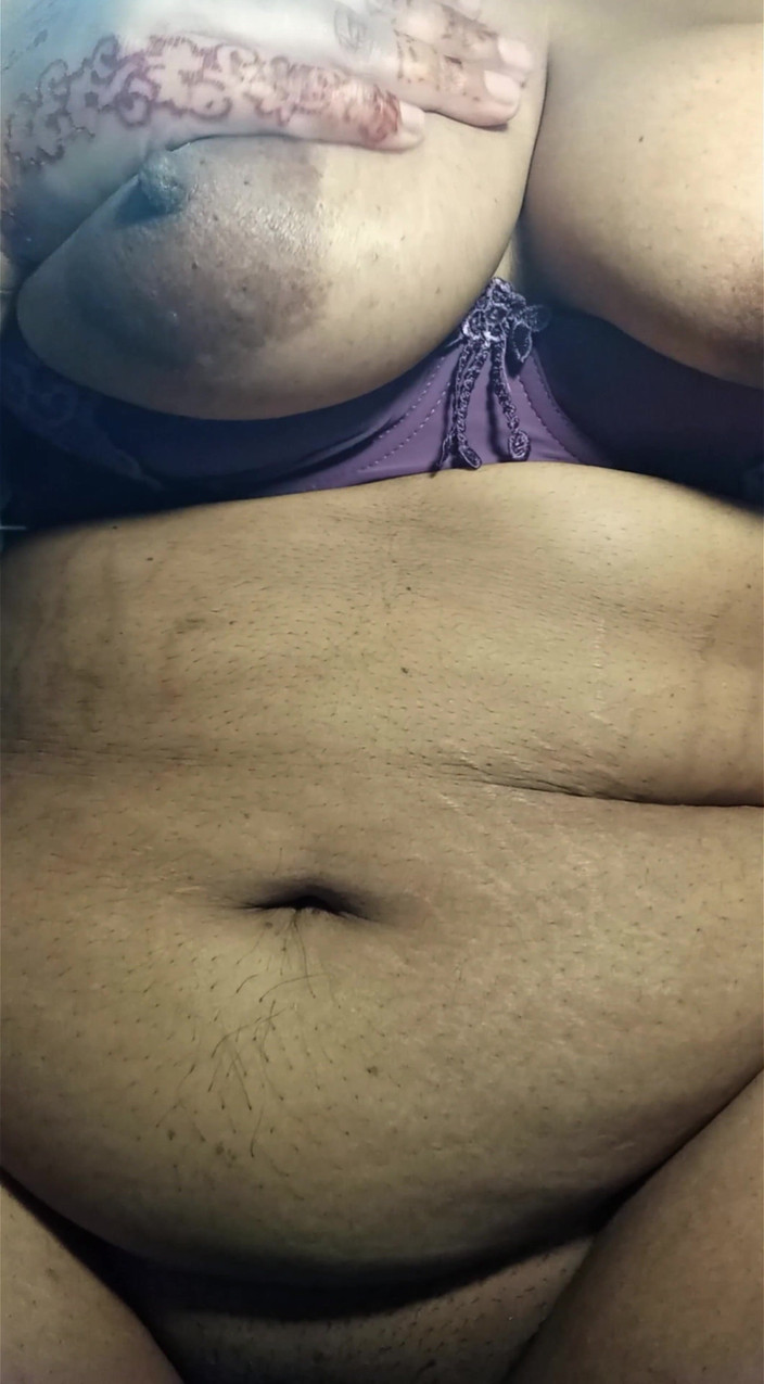 Black Adam: Une bhabhi MILF desi se masturbe et caresse la bite...