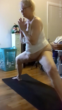 Yoga matutino con milf caliente!