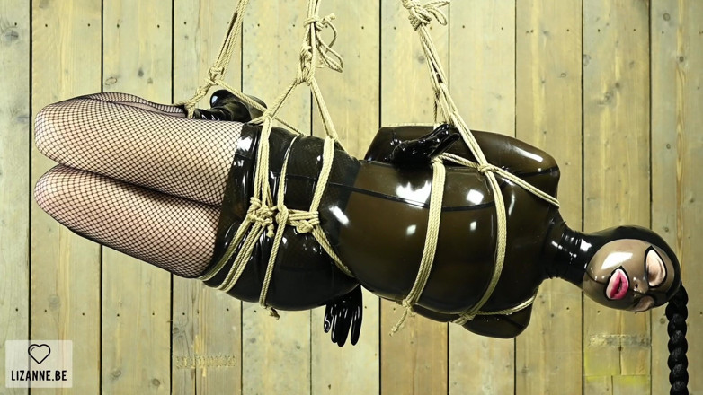 Lizanne: Opgeschort in latex