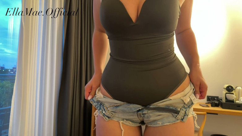 Ella Mae: Người phụ nữ tóc nâu với vòng ba to gặp...