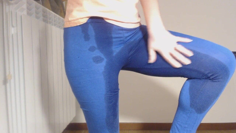 RavenBigAss: Pisse dans un pantalon de survêtement