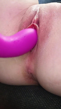 Jouer avec mon vibromasseur rose