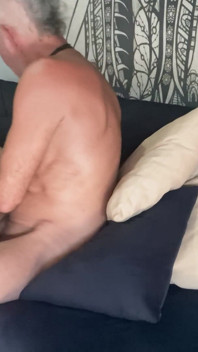 MILF hart mit Riesendildo gefickt