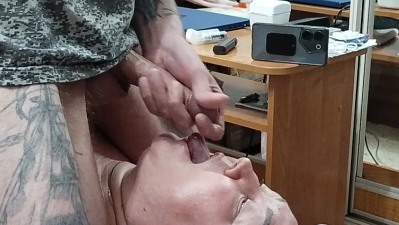 Zona901: Kayınvalidemi dölle beslemek için sikimi sıvazlıyorum