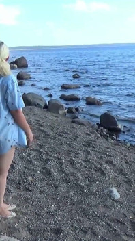 la stuzzicava e la sciacquava nel lago.