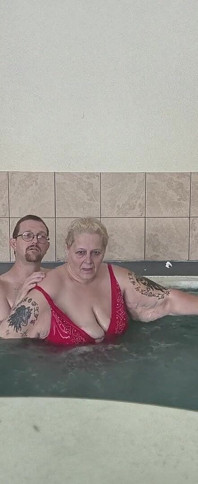 La principessa bbw succhia il cazzo sott'acqua con il suo patrigno porcellino