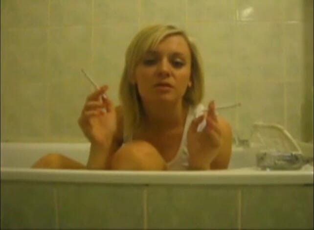 Femdom Austria: Blond suka w wannie pali papierosy