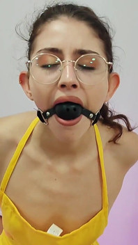 Impresionante morena sexy de aprón fetiche con pelotas, cinta bondage