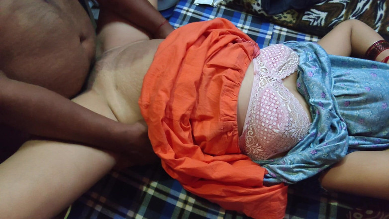 Madhu: Индийская бхабхи доставила удовольствие киске своего бойфренда, трахая Мадху в Холи