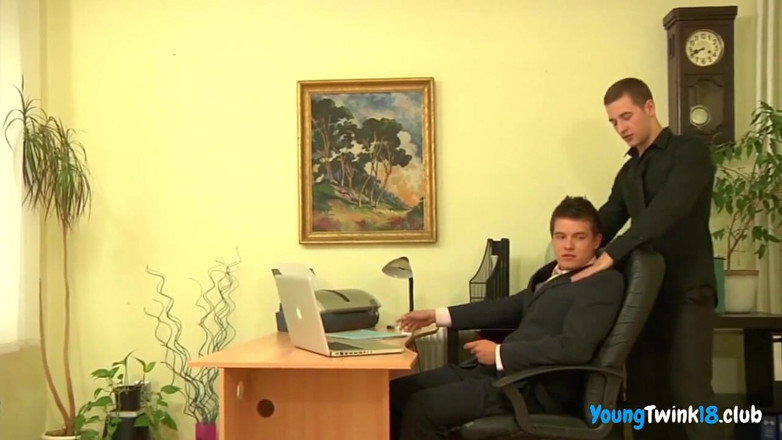 Sam Cox 18: Harter fick im büro