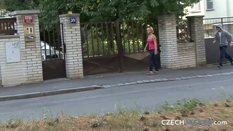 Czech Jacker: 捷克杰克23:公交车站赏金 - 金发女郎的奶子挑逗