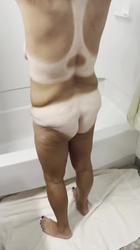 Desnudarse y orinar en la bañera