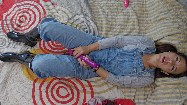 dafnedenoch: Lee Jeans Y Botas Hunter Masturbacion Y Squirting