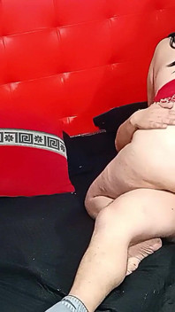 Pillé a Mi Madrastra Masturbándose Y Me Invitó a Follarla