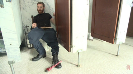 Men on Edge: Pervy handyman ke paas jim men hot manspeshiyon vaale bhagvaan...