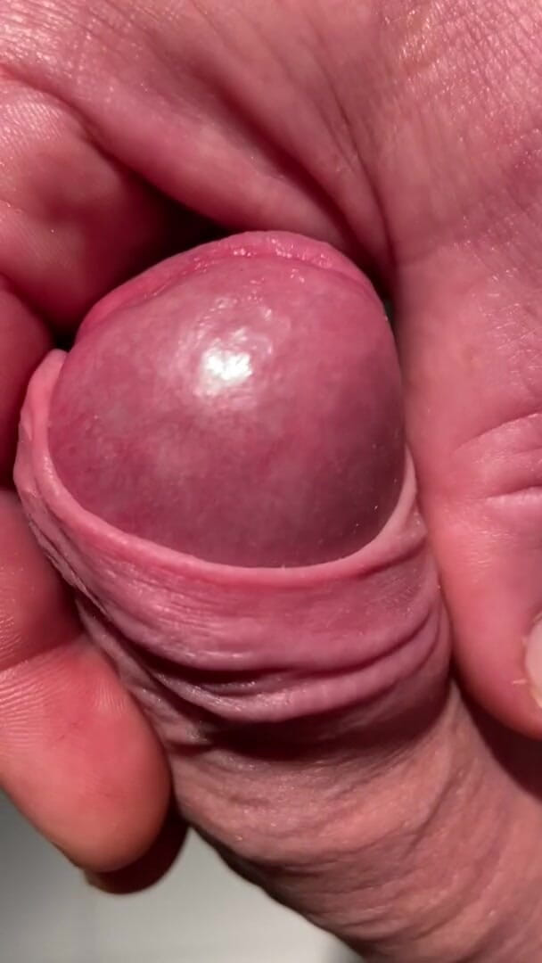 Foreskinguy: Edging sa grosse bite avec son propre prépuce jusqu’à ce...