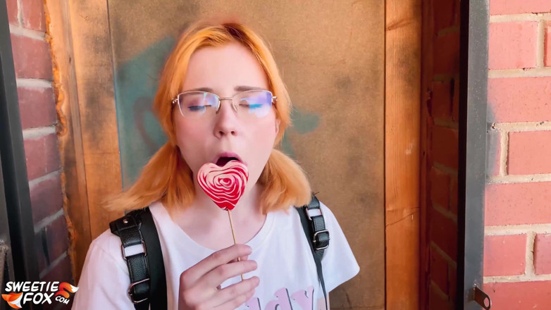 Sweetie Fox: Üvey kız kardeş balkonda gırtlağına kadar alıyor ve sikişiyor - atlanan...