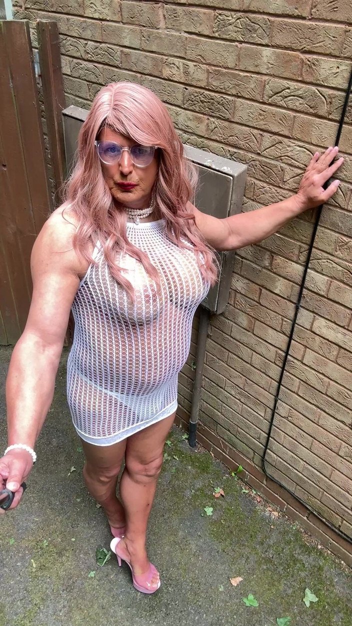 Kellycd2022: Sexy crossdresser Kellycd2022 em branco apertado arrastão vestido e salto...