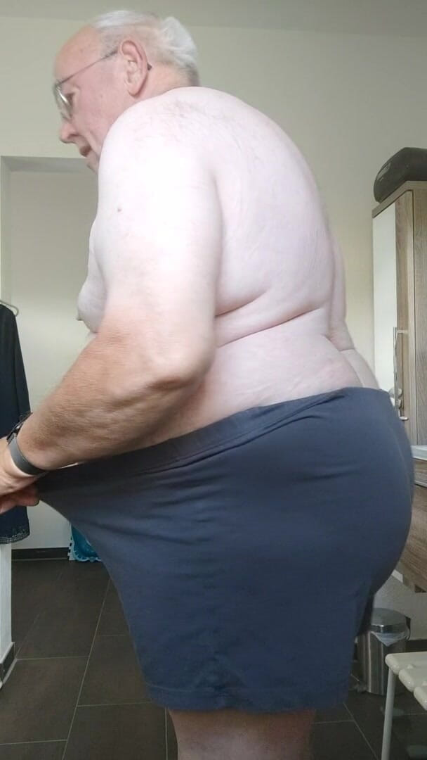 Karlchengeil: नग्न खेल, शो और पादना