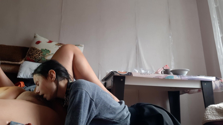 Lesbian-illusion: Masuję głowę mojej dziewczynie, podczas gdy ona ssie, całuje i...