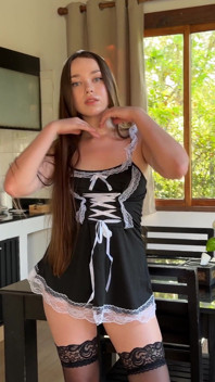 La Femme De Ménage Dans La Cuisine Se Baise Avec Un Gros Godemichet Alors Que Le Propriétaire N’est Pas À La Maison.