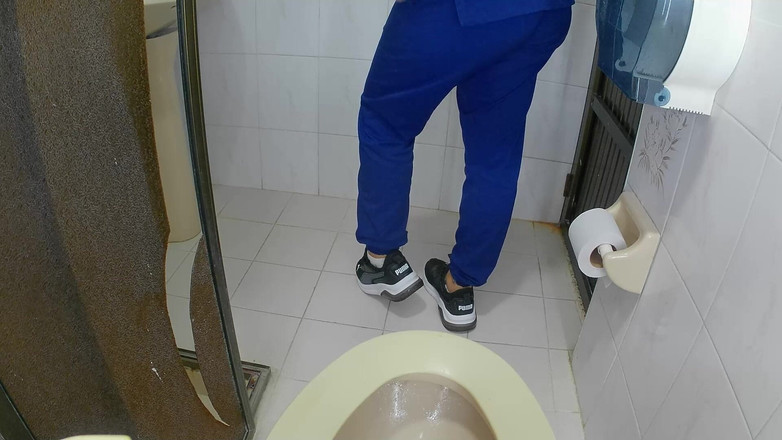 pampammedallo: 运动女孩在公共浴室撒尿