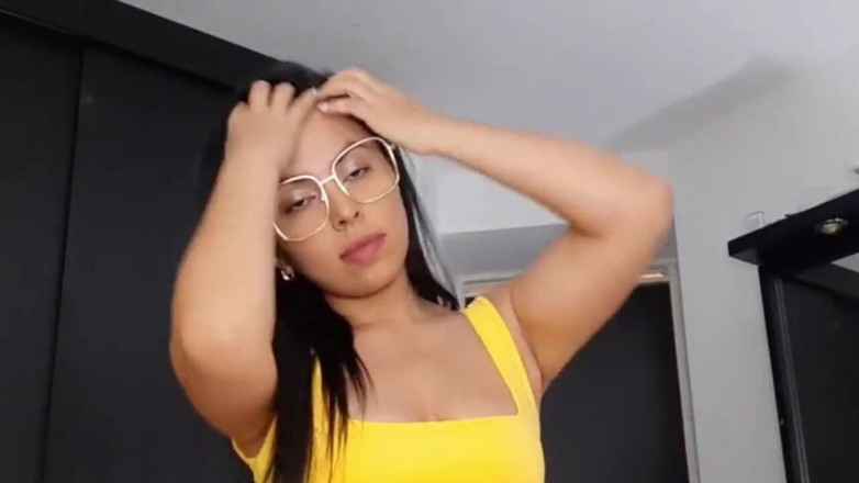 Latinascachondas: Awek Latina solo menunjukkan tubuhnya