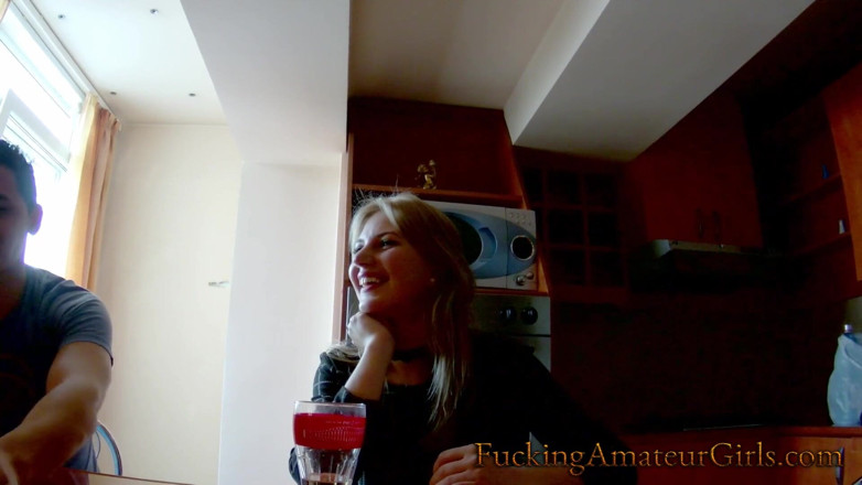 Fucking Amateur Girls: Herci v zákulisí, baví se, jedí a žertuje