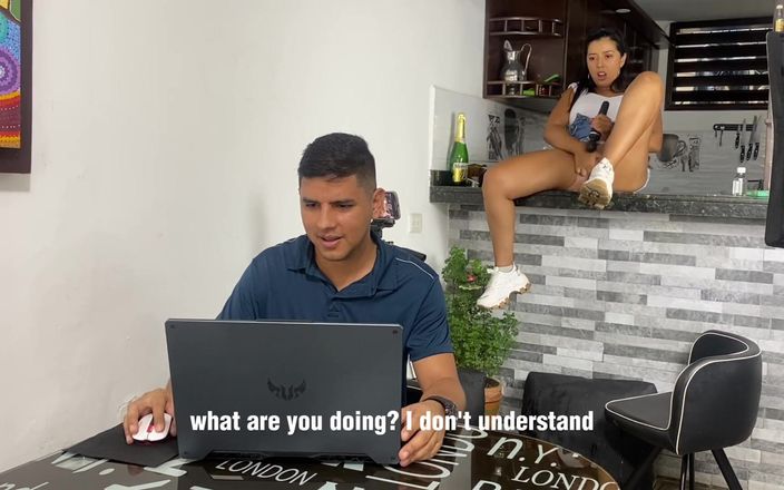 Linahenao: Minha colega de trabalho me descobre me masturbando