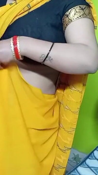 Indian Beautiful Bhabhi w żółtym kolorze Sari.