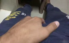 Homem fazendo punheta no banheiro chupa pau e buceta na frente da madrasta