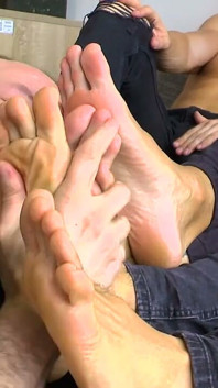 Foot Party Ultimate serwująca trzech bosych facetów u boku Jakuba Stefana