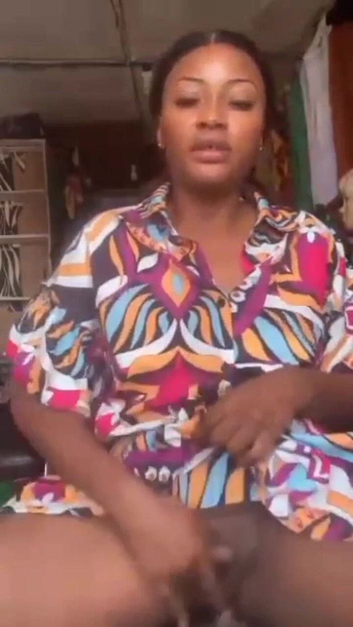 Me and my new slut: 一个饥渴的妈妈在她的商店为她的情人在公共场合自慰