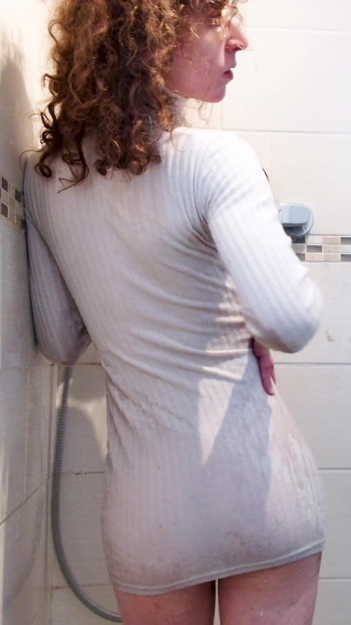 Prxcy Tgirl: Duşta elbisemi ıslatıyorum, erken olgunlaşmış biri gibi sıçrayıyorum!