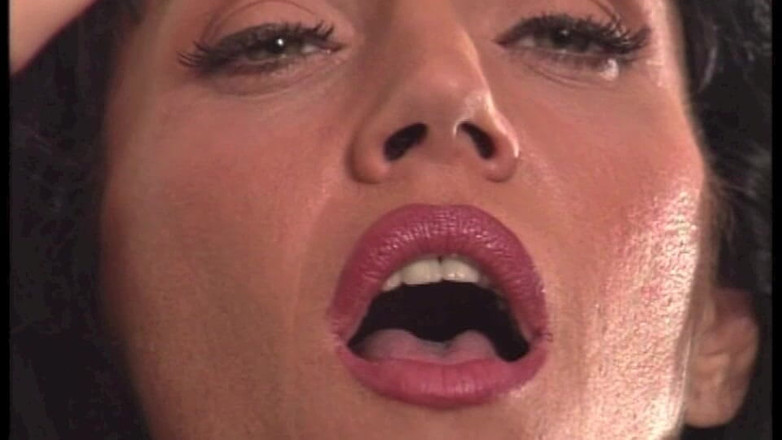 Inthe MILF room: Một con cu to trong đít của máy bay bà già...